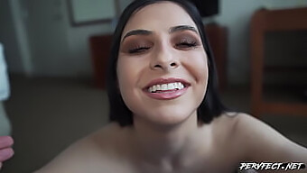 Kaitlyn Katsaros Ukazuje Svou Svůdnou Postavu Během Výprasku V Domácím Videu