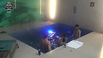 Diversão Bissexual Com Peitos Grandes Naturais E Pernas Sexy Em Um Ménage À Trois