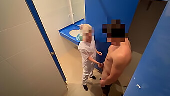 Fata De La Sală Mă Surprinde Masturbându-Mă Și Îmi Răspunde Cu Sex Oral